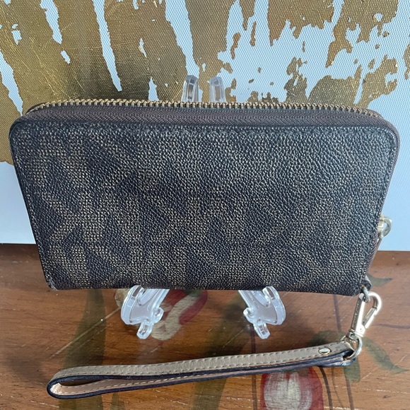 Michael Kors Brown “Jet Set”Wristlet Wallet - Picture 4 of 17